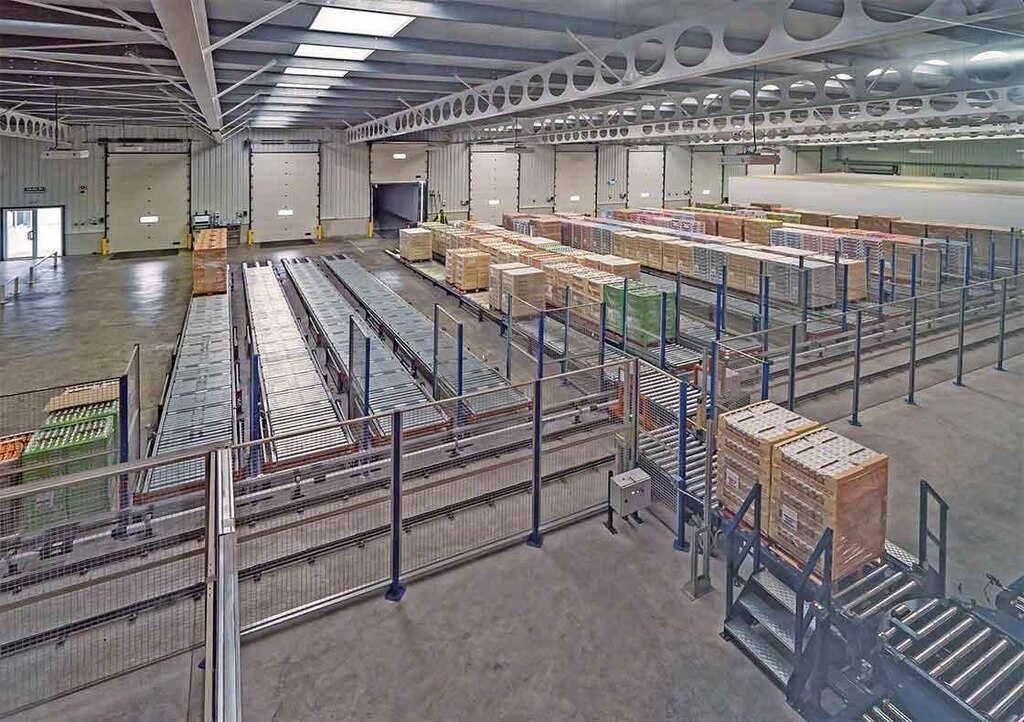 L'entrepôt de Dafsa en Espagne, a installé un circuit de convoyeurs qui assiste le processus de réception des marchandises.