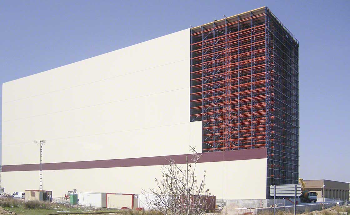 L'entrepôt autoportant de Delaviuda mesure 42 mètres de haut