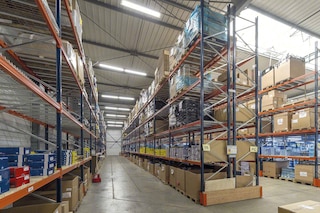 Marchandises stockées sur des rayonnages industriels.jpg