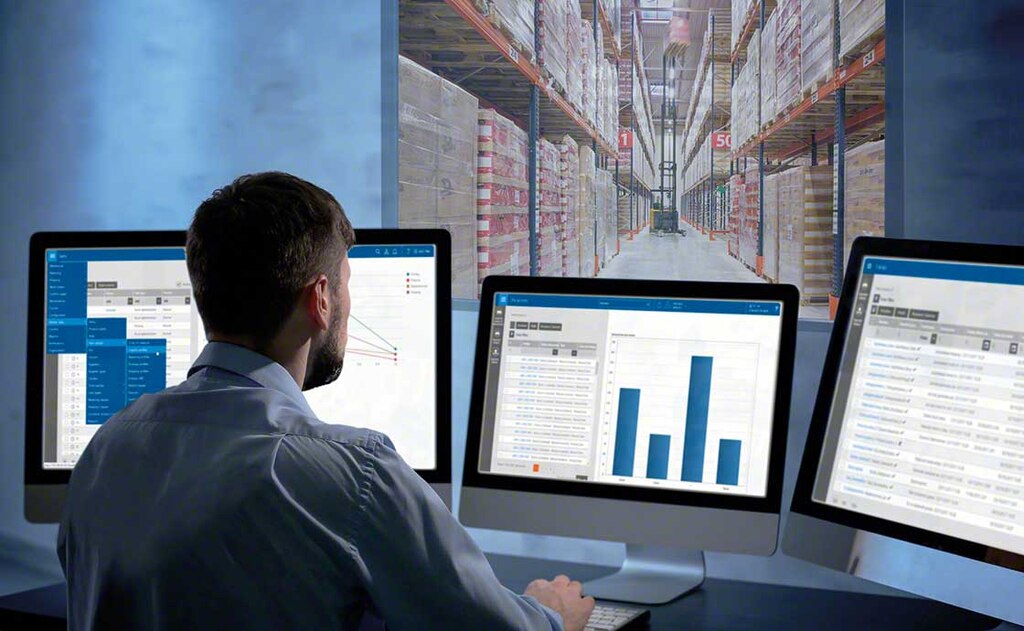 Un opérateur logistique contrôle ses stocks grâce à un logiciel de gestion d’entrepôt, conçu pour la stratégie omnicanale logistique.