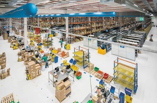 Des opérateurs réalisent le packing ou l’emballage des produits en entrepôt