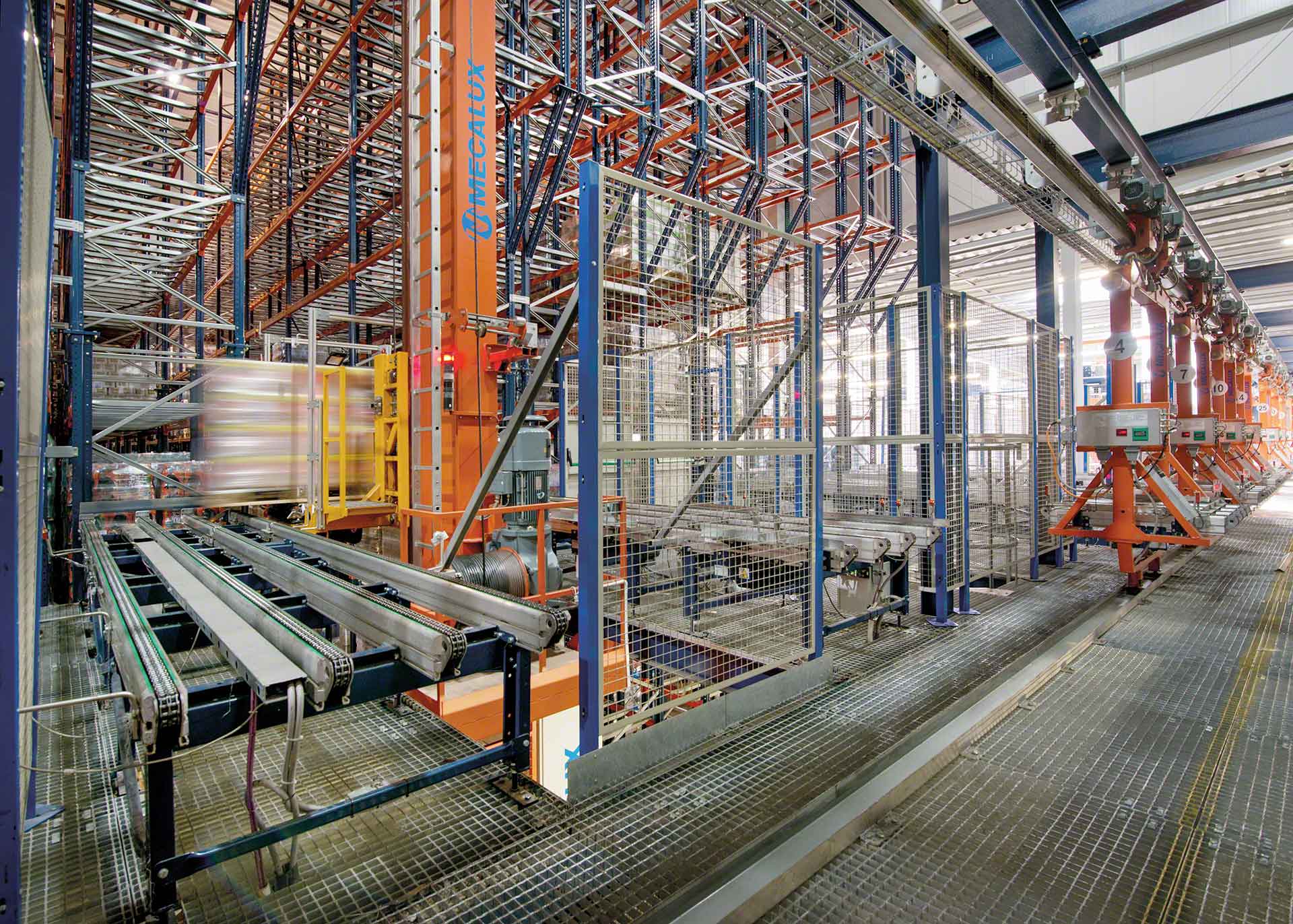 L’installation de transstockeurs en entrepôt illustre l’automatisation industrielle en logistique