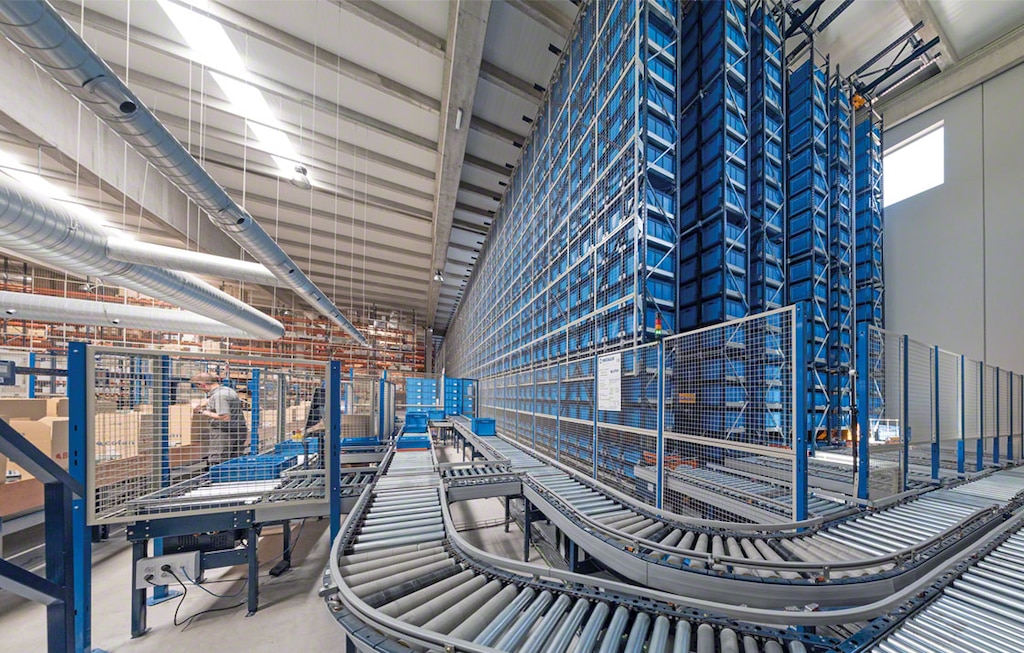 Le transstockeur pour bacs installé dans l’entrepôt de Cofan permet de stocker les produits de petite taille et de rotation B et C. Le transstockeur pour bacs installé dans l’entrepôt de Cofan permet de stocker les produits de petite taille et de rotation B et C.