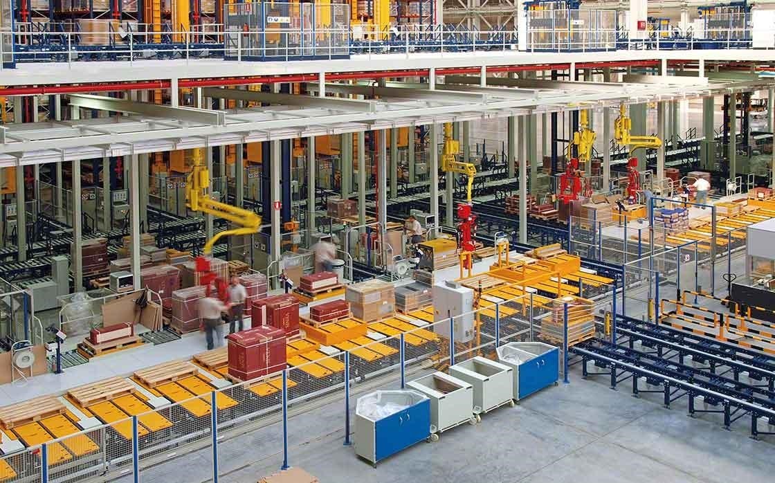 Zone de préparation de commandes manuelle de l’entrepôt de Porcelanosa Grupo, où la sécurité et l’ergonomie des travailleurs priment.