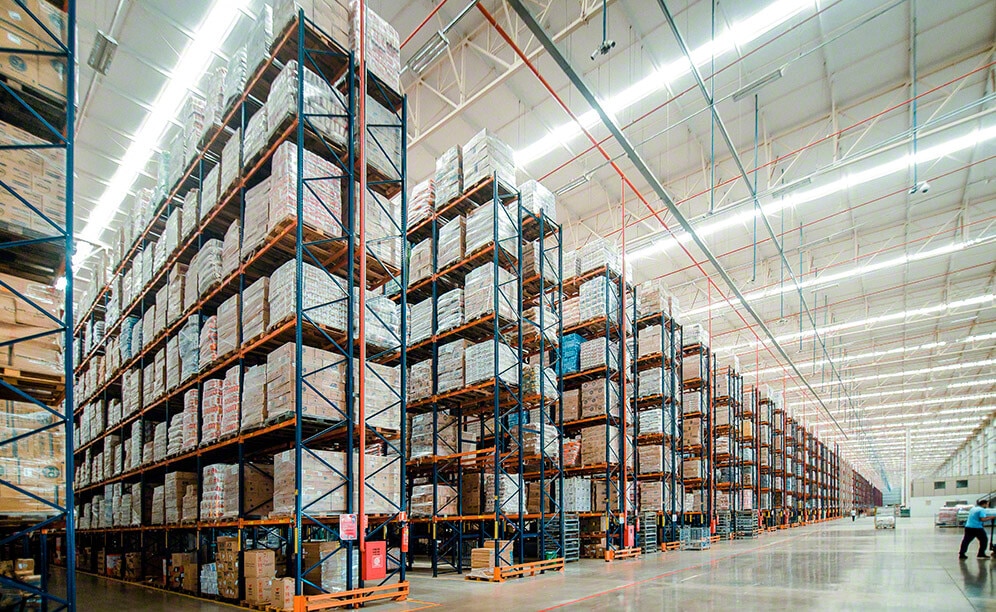 Le centre de distribution d'Armazém Mateus se distingue par ses dimensions énormes et sa capacité de stockage supérieure à 91 300 palettes