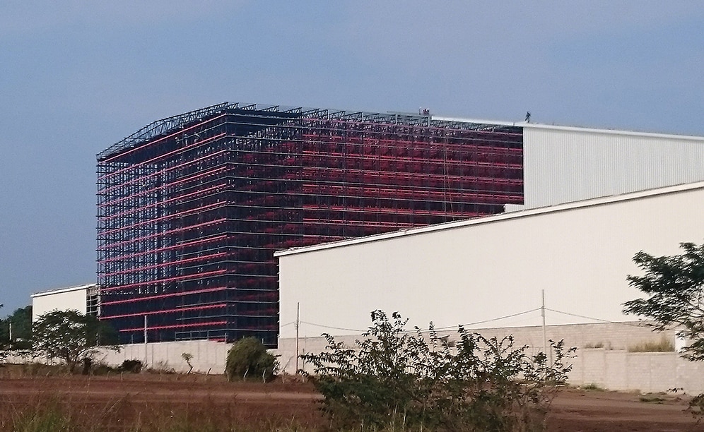 Autoportant signifie que l’ossature du bâtiment est formée par les rayonnages sur lesquels sont fixés les murs et le toit