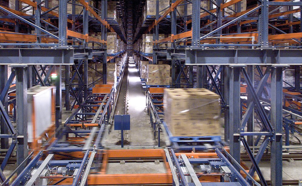 L’entrepôt se compose de huit allées de stockage de 68 m de longueur
