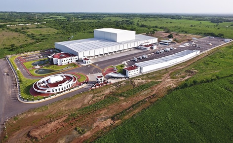 Sur une surface totale de 4 610 m², Mecalux a construit un entrepôt automatique autoportant d’environ 30 m de hauteur et d’une capacité de plus de 28 000 palettes