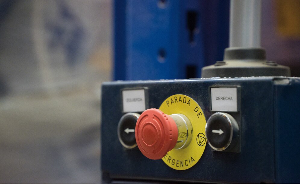 L’opérateur peut ouvrir l’allée en utilisant une télécommande, ou manuellement en actionnant les boutons directionnels de l’armoire électrique situés à l'extrémité de la base