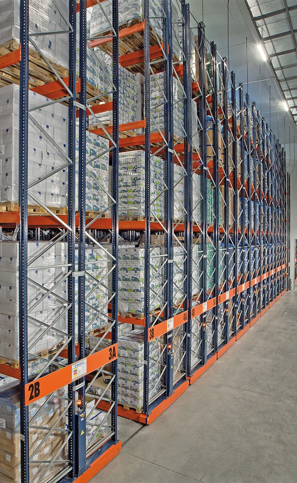 Mecalux a équipé le nouvel entrepôt de conservation par le froid de 3 000 m² de 22 rayonnages à palettes bases mobiles de 10 m de hauteur et 38 m de longueur
