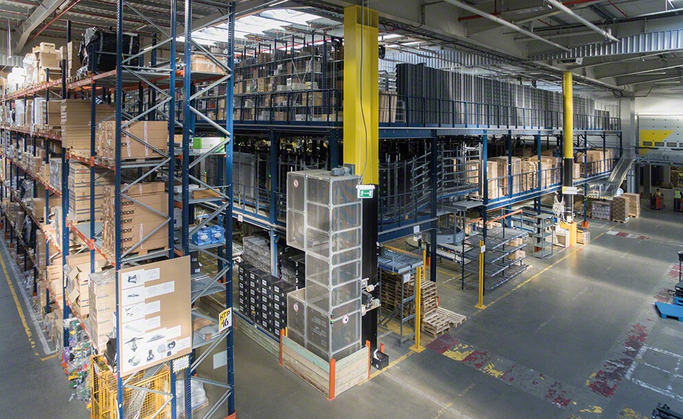3LP S.A possède un grand centre logistique offrant une capacité de 35 000 palettes dans lequel Mecalux a installé des rayonnages à palettes, des rayonnages dynamiques, une mezzanine industrielle et un bloc de picking avec trois niveaux de passerelles