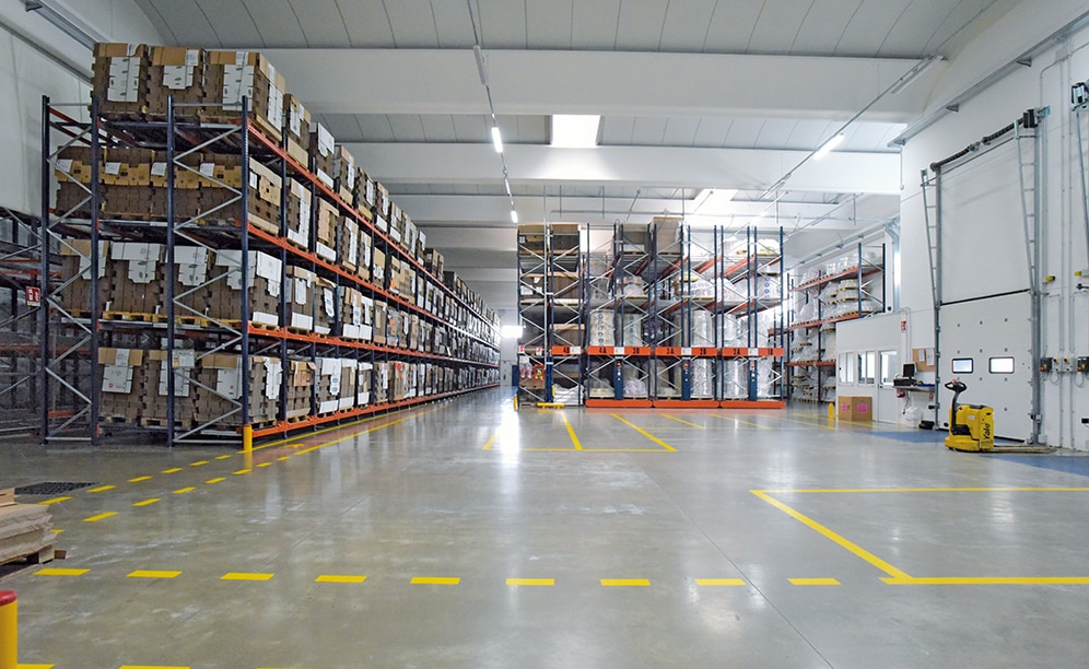 Mecalux a installé cinq systèmes de stockage qui se partagent 4 500 m² Mecalux a installé cinq systèmes de stockage qui se partagent 4 500 m²