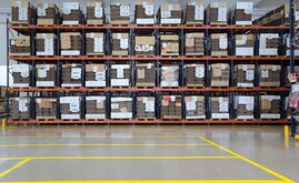 En l’entrepôt d’emballage et de conditionnement des rayonnages push-back composés de 144 canaux ont été installés pour stocker jusqu’à quatre palettes en profondeur