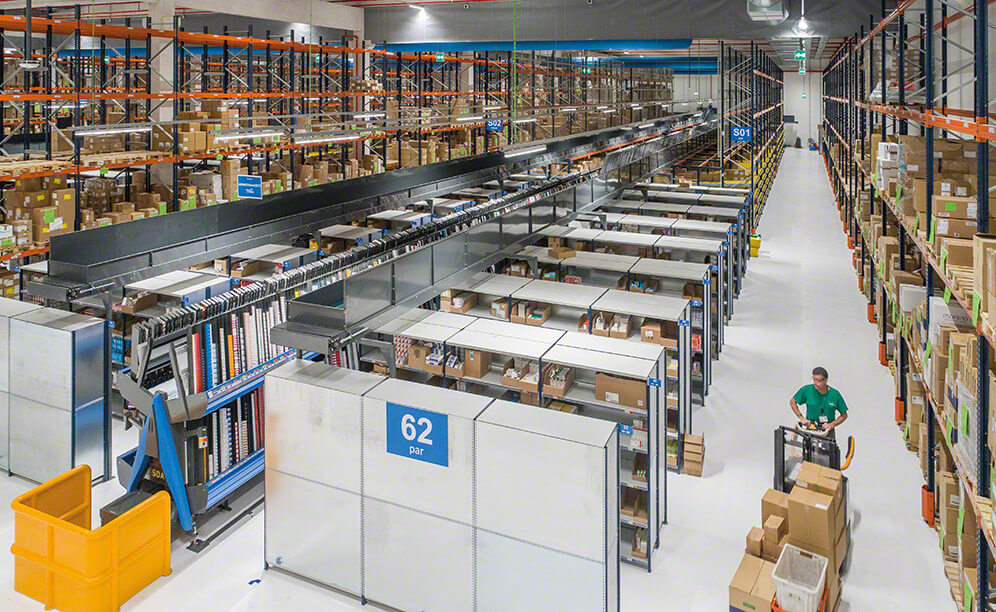 Mecalux a fourni tous les équipements de stockage qui composent l’installation : des rayonnages pour charges légères avec étagères, des rayonnages dynamiques pour picking et des rayonnages à palettes