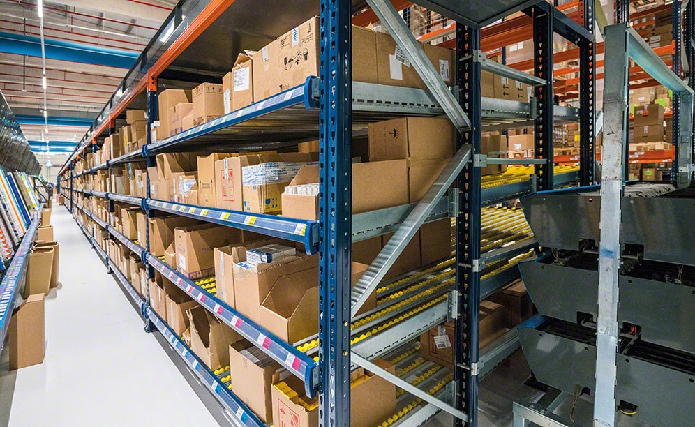 Les produits à forte demande sont déposés dans les rayonnages dynamiques pour picking. Ces rayonnages sont composés de plates-formes équipés de rails légèrement inclinés pour que les caisses se déplacent sous l’effet de la gravité Les produits à forte demande sont déposés dans les rayonnages dynamiques pour picking. Ces rayonnages sont composés de plates-formes équipés de rails légèrement inclinés pour que les caisses se déplacent sous l’effet de la gravité