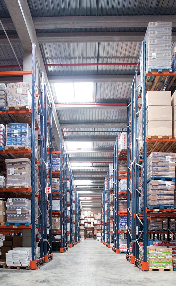 Les niveaux inférieurs sont réservés aux opérations de picking, tandis que les palettes de réserve sont déposées au niveau supérieur. La marchandise est ainsi disponible à tout moment