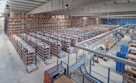 Mecalux a fourni tous les systèmes de stockage de l’installation : un magasin automatique miniload et un circuit complet de convoyeurs avec postes de préparation de commandes