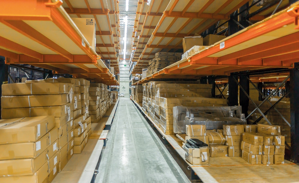 The cantilever racking occupies a 320 m² space in the Grupo Ramos warehouse, which is 32 m long, 10 m wide and 11 m high