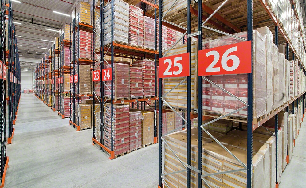 Rayonnages à palettes d'une capacité de 6 560 paletttes dans l'entrepôt de Lorenz Snack-World en Pologne