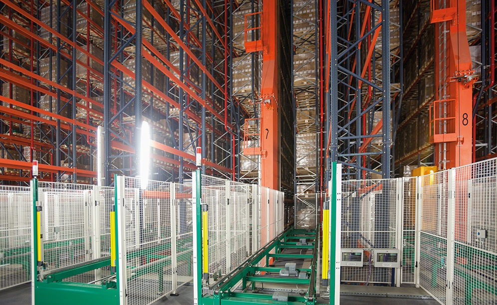 Each aisle is served by a single-mast stacker crane with single and double-deep telescopic forks