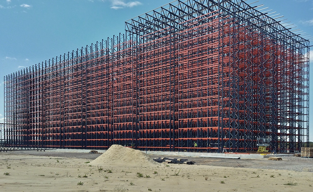 L'entrepôt mesure 25 m de haut, 97 m de long et 35 m de large, et est composé de huit allées