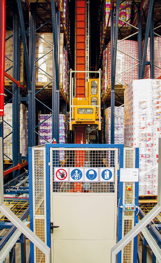 Les transstockeurs sont dotés d’une cabine embarquée qui facilite les travaux de maintenance