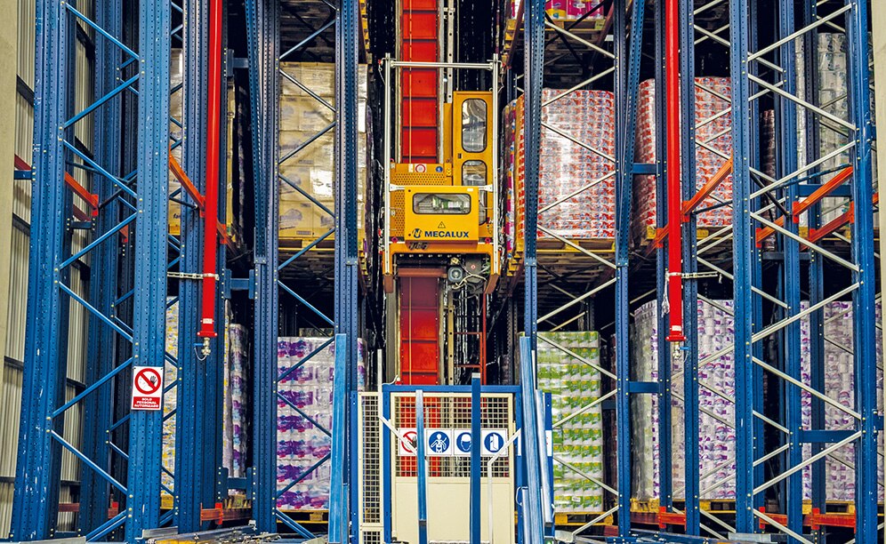Dans chaque allée de l’entrepôt circule un transstockeur équipé d’une fourche télescopique double profondeur