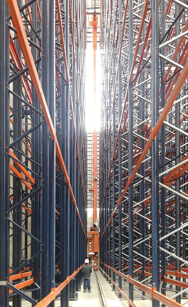 Trois transstockeurs de 31 mètres de haut capables de gérer plus de 7 400 palettes
