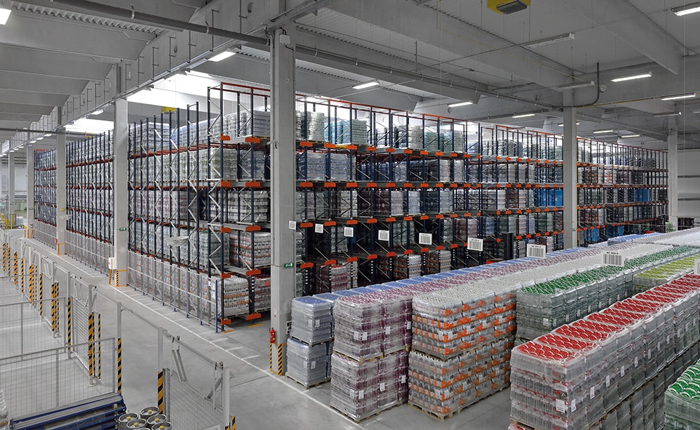 Un opérateur logistique de boissons multiplie sa capacité avec le système Pallet Shuttle et des racks à accumulation de 50 mètres de profondeur Un opérateur logistique de boissons multiplie sa capacité avec le système Pallet Shuttle et des racks à accumulation de 50 mètres de profondeur