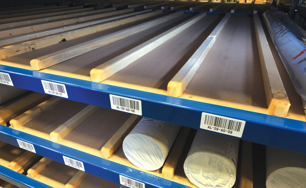 Lattes en bois rectangulaires qui empêchent la déformation des étagères et permettent de séparer les rouleaux de tissu stockés sur les rayonnages