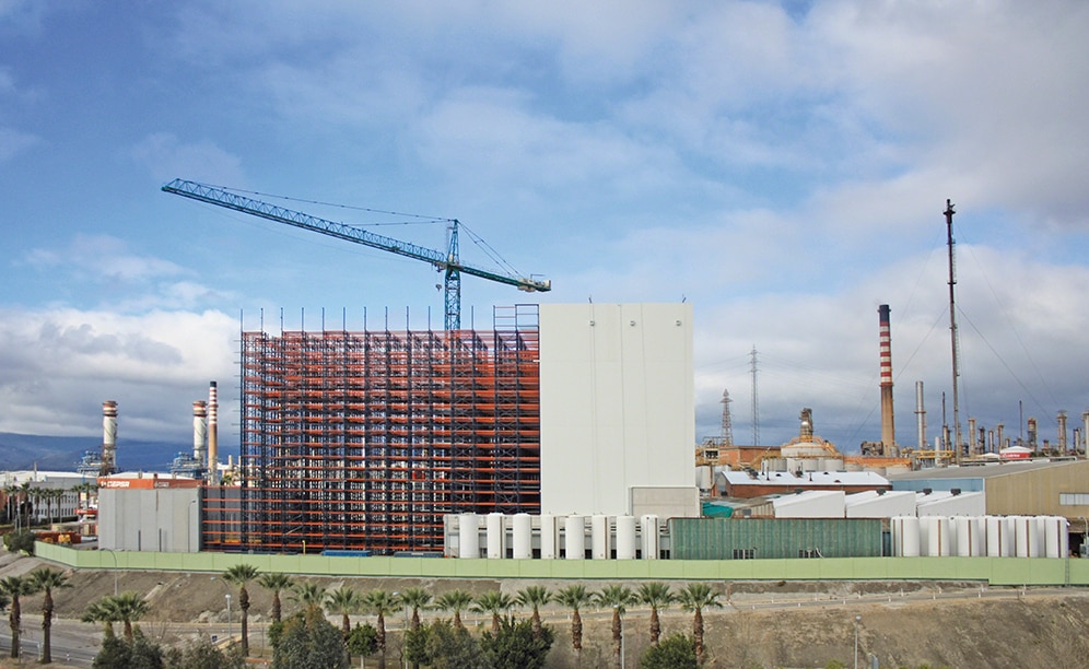 Mecalux construit pour Cepsa un entrepôt automatique de 37 mètres de hauteur et capacité de plus de 28 000 palettes