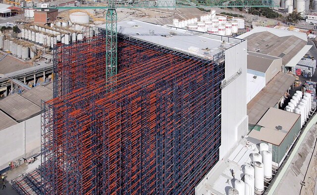 Mecalux a proposé une solution clé en main concernant la construction et la mise en service du nouvel entrepôt de Cepsa