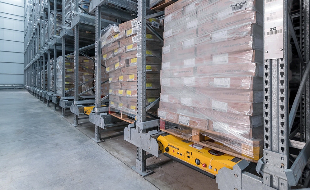 Ce système minimise le nombre de mouvements des opérateurs, qui rapprochent uniquement les palettes de l'entrée de chaque canaux