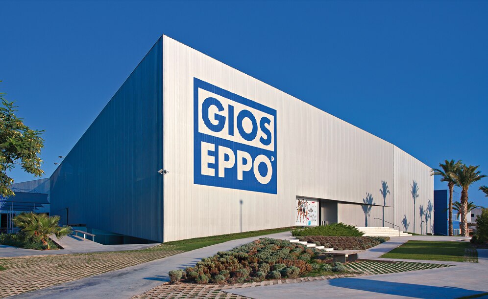 L’entrepôt autoportant se fond parfaitement au paysage et limite son impact environnemental sur la plateforme logistique Gioseppo Love Work Place