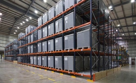 Mecalux y a installé deux blocs de rayonnages dynamiques où sont stockés les conteneurs en plastique avec la marchandise Mecalux y a installé deux blocs de rayonnages dynamiques où sont stockés les conteneurs en plastique avec la marchandise