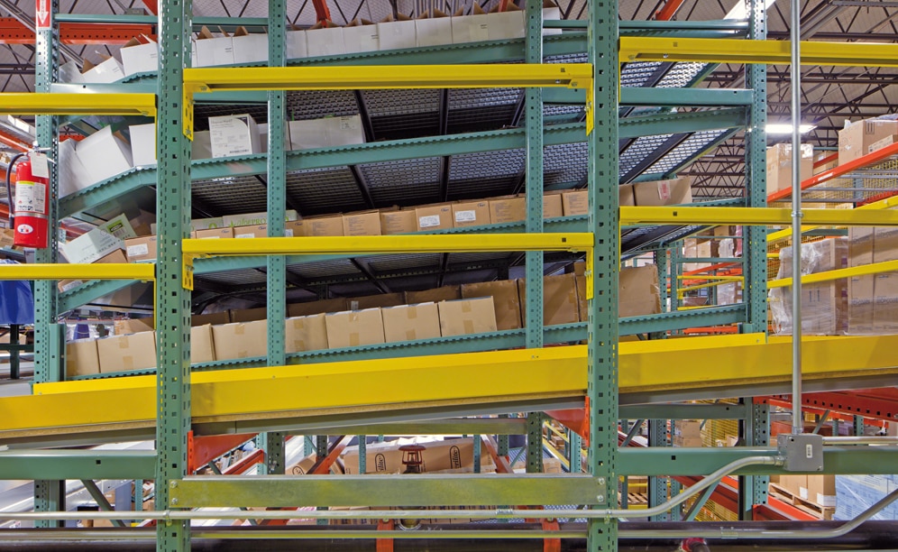 Les rayonnages de stockage ont une pente de 25 cm entre la zone de picking et le côté de chargement