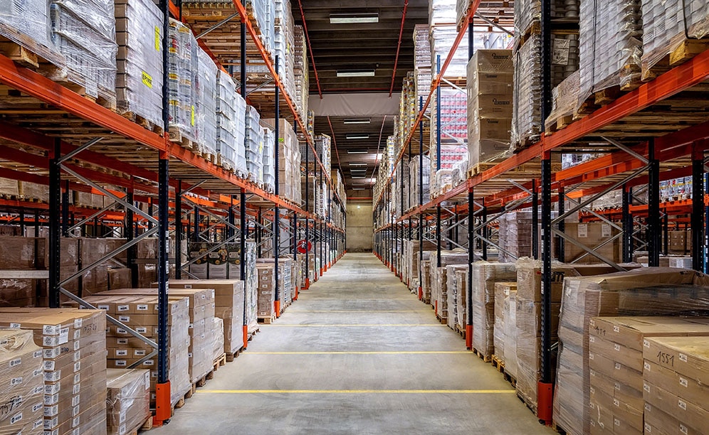 Rayonnage à palettes dans l'entrepôt de Dometrans, opérateur logistique (France)