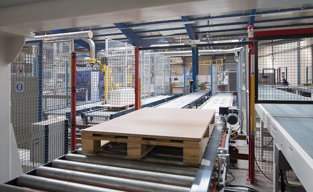 Le centre de production d’Euréquip, fabricant français de mobilier, est doté d’un circuit de convoyeurs des plus avancés. Celui-ci a été fourni par la société Mecalux.