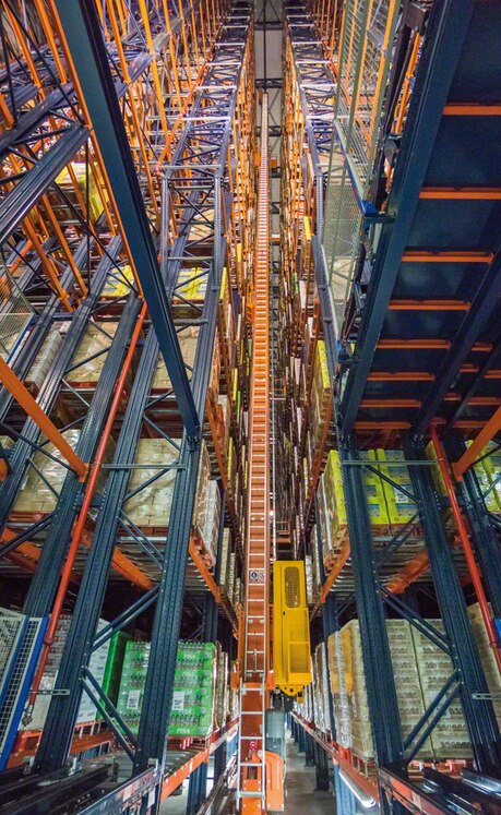 Les transtockeurs double mât incluent une cabine embarquée qui sert à faciliter les tâches de maintenance
