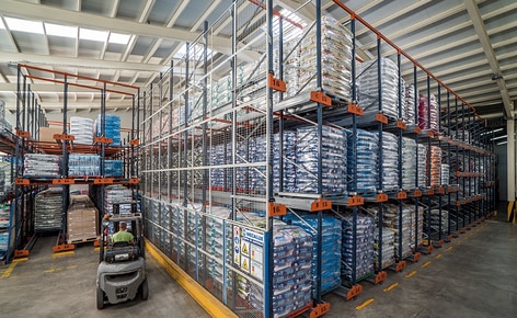 Le système haute densité Pallet Shuttle optimise la rotation des produits d'un producteur d'aliments pour animaux domestiques Le système haute densité Pallet Shuttle optimise la rotation des produits d'un producteur d'aliments pour animaux domestiques