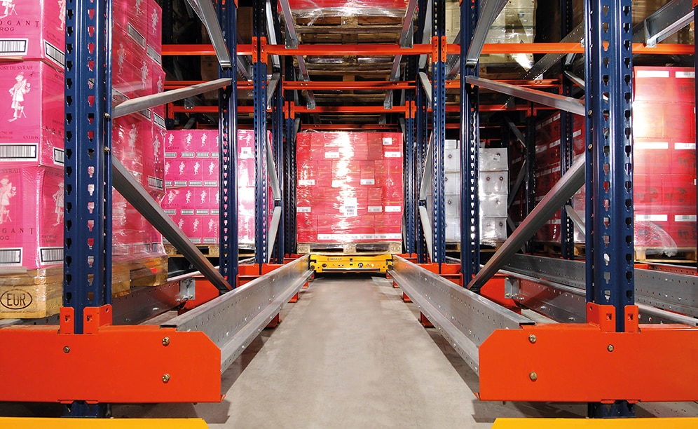 Mecalux réaménage l'entrepôt de Domaines Paul Mas, l'automatisation est présente grâce aux rayonnages desservis par des navettes Pallet Shuttle Mecalux réaménage l'entrepôt de Domaines Paul Mas, l'automatisation est présente grâce aux rayonnages desservis par des navettes Pallet Shuttle