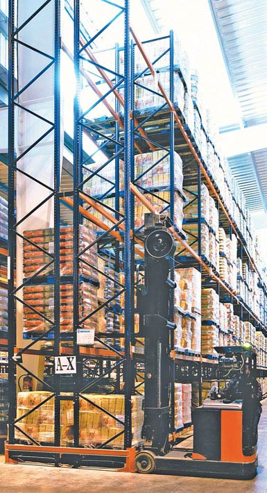 Chariot rétractable à double profondeur utilisé dans un entrepôt de produits alimentaires de grande consommation.