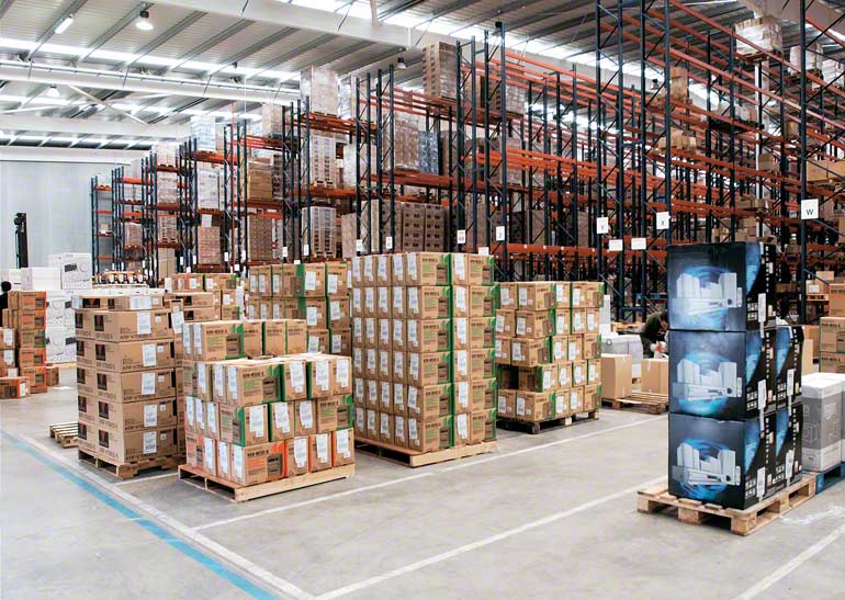 Entrepôt d'une entreprise de transport urgent et de distribution