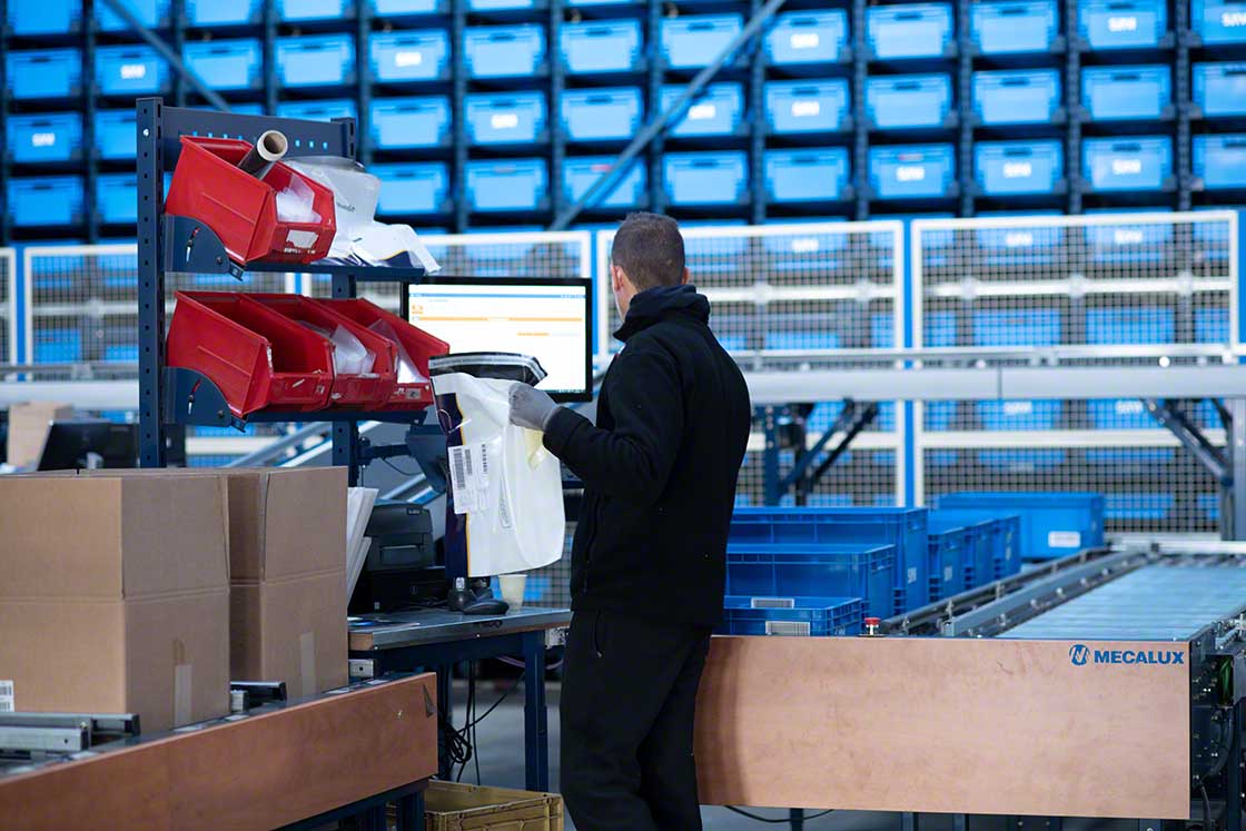 L'automatisation et le système de gestion d'entrepôt apportent rapidité, sécurité et précision dans la préparation de kits