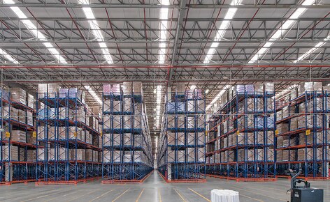 Capacité de stockage de plus de 83 500 palettes en rayonnages à palettes dans l'entrepôt de la multinationale Unilever au Brésil
